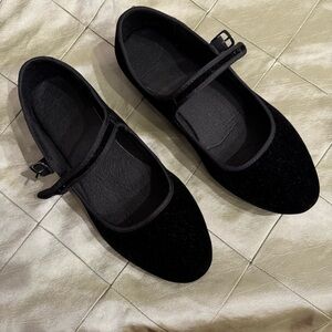 BLACK VELVET FLATS.